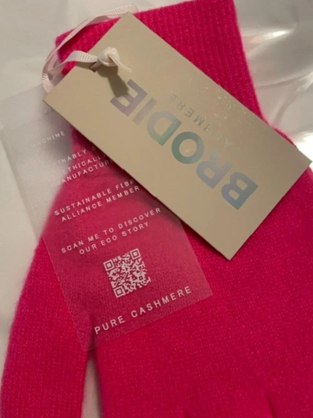 BRODIE CASHMERE Classic Cashmere Gloves in Neon Pink Size OS NWT